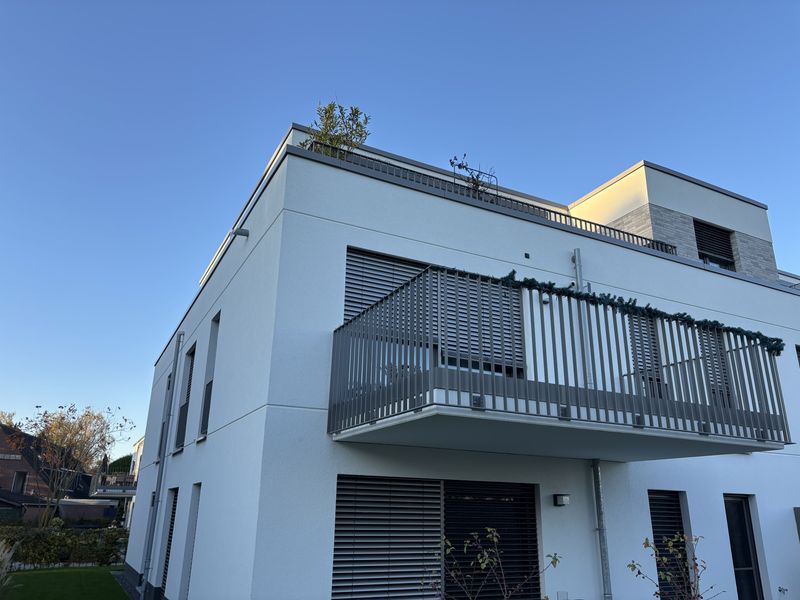TEILMÖBLIERTE NEUBAU 4-Zimmerwohnung mit gehobener Ausstattung inkl. EBK und Garage in Meerbusch